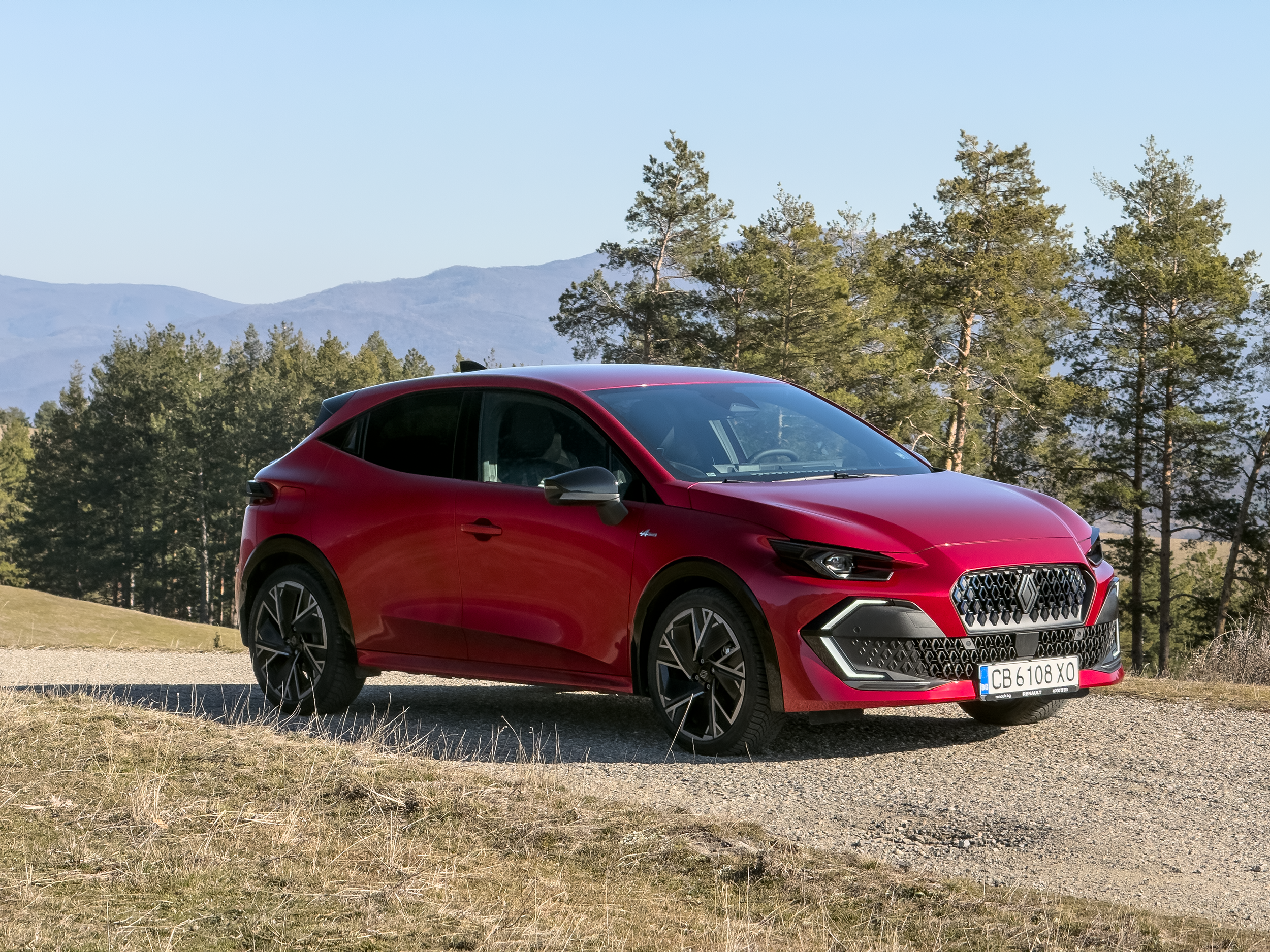 Renault Clio E-Tech 160 – малка кола с големи амбиции | тест