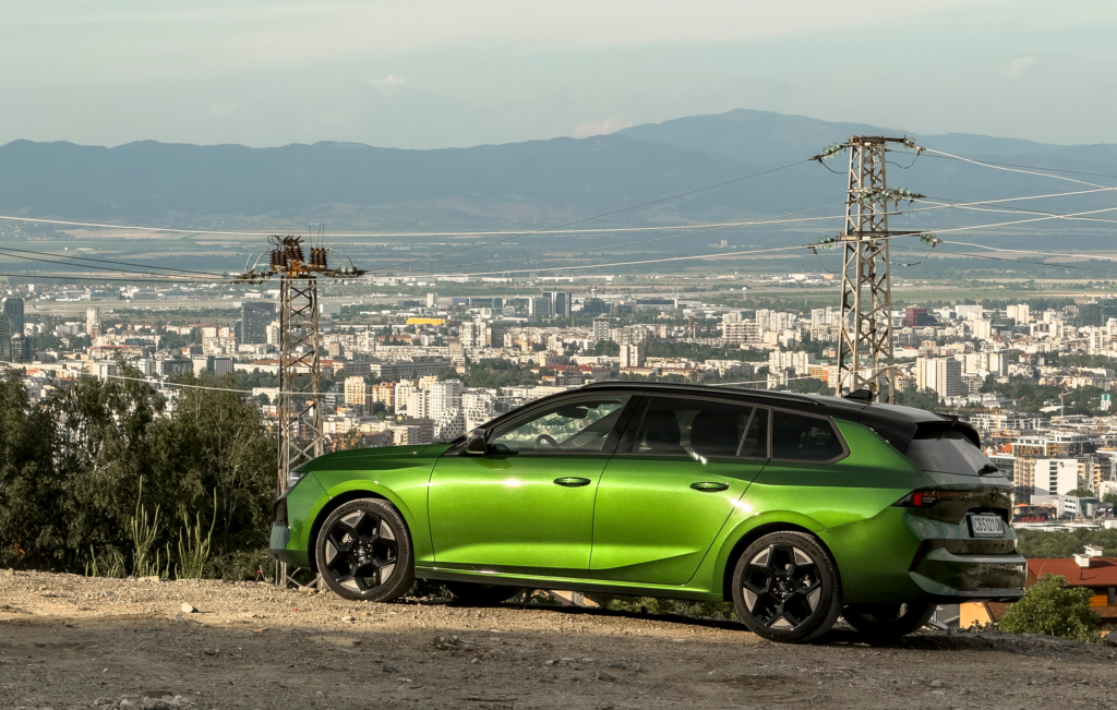 Opel Astra Sports Tourer – Практичността все още има значение | тест